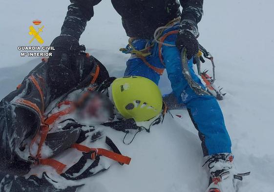 Un momento del rescate del montañero vitoriano en Valdezcaray.