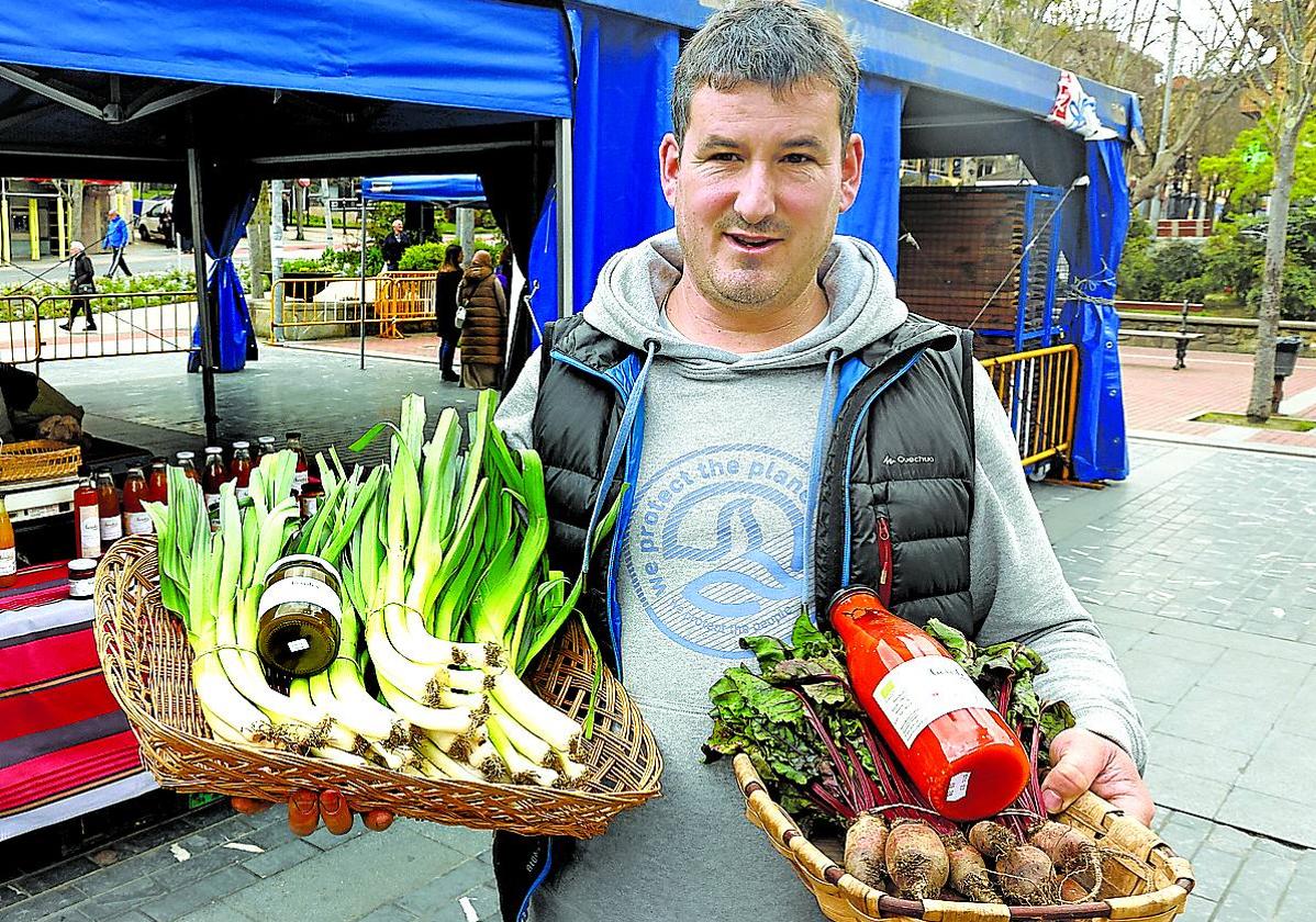 Alberto Campo vende los productos de su huerta todas las semanas en el mercado de Amurrio.