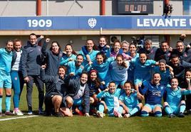 La plantilla rojiblanca celebra su victoria frente al Levante.