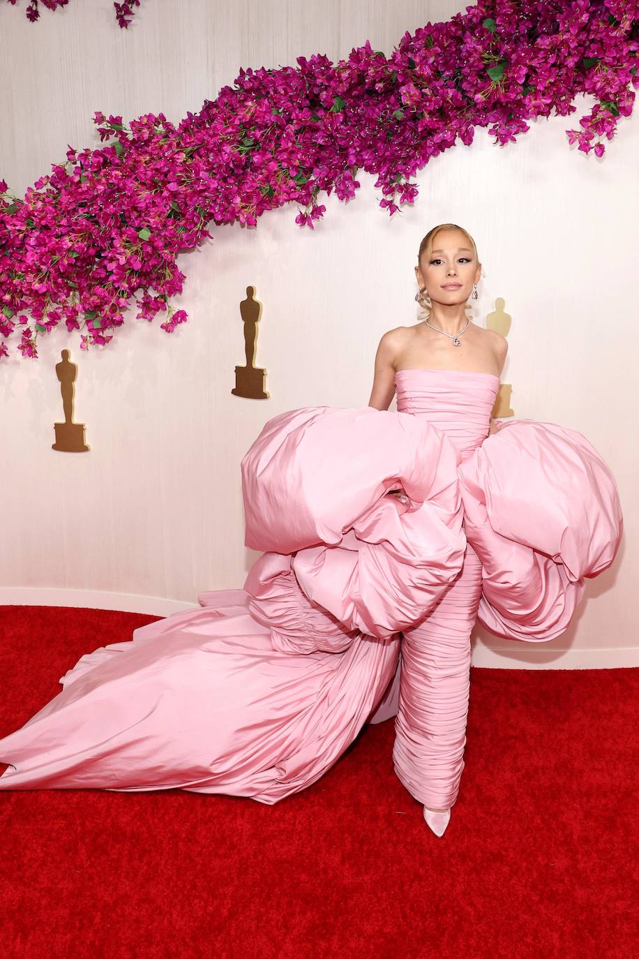 La cantante Ariana Grande no pasó desapercibida con este voluminoso vestido de alta costura de Giambattista Valli en color rosa. Un teatral diseño que resulta excesivo. Sus joyas son de Tiffany Co. 