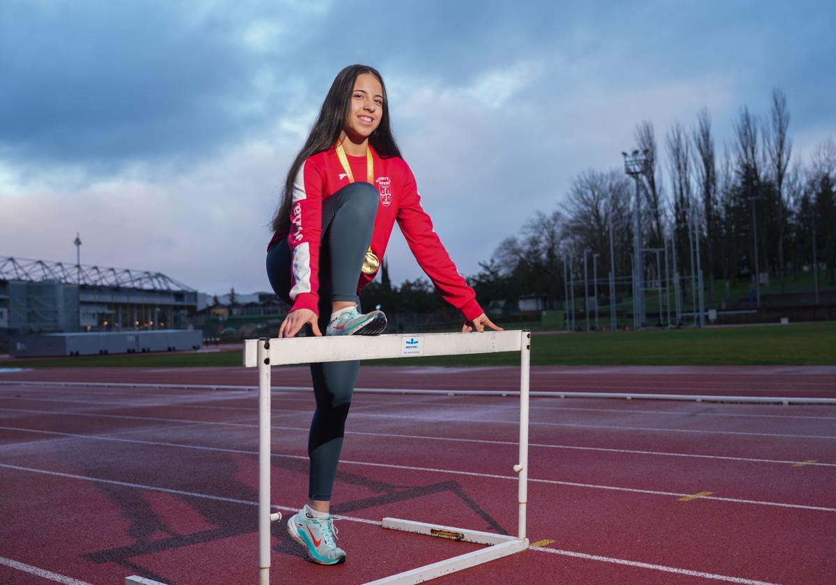 Avril Gómez, en la pista de atletismo de Mendizorroza.