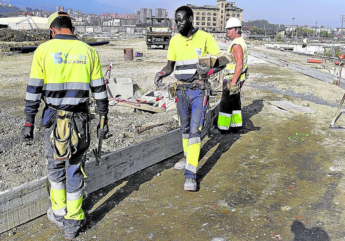 Trabajador extranjero, en las obras de construcción que se llevan a cabo en la isla de Zorrozaurre, en Bilbao.