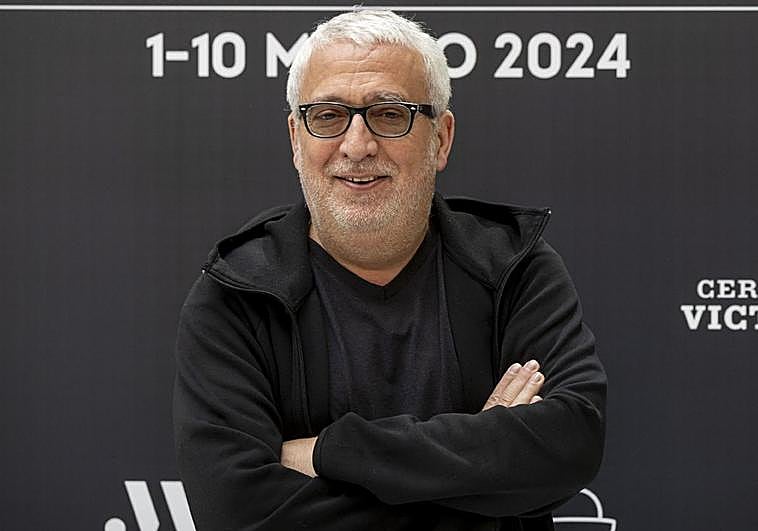 El actor envía ánimos a los jugadores del Basakauri.