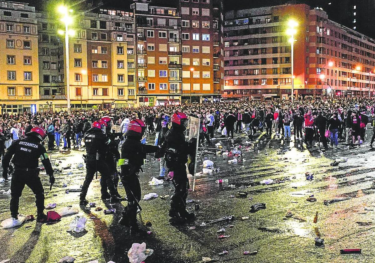 Varios dispositivos policiales recientes, como el del partido de Copa del Athletic, han colocado a la Ertzaintza en el foco del debate.