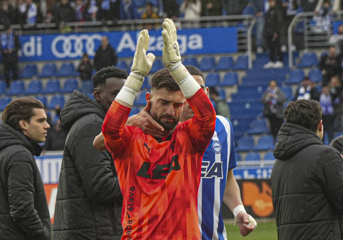 Sivera agradece emocionado los aplausos de la afición alavesista.