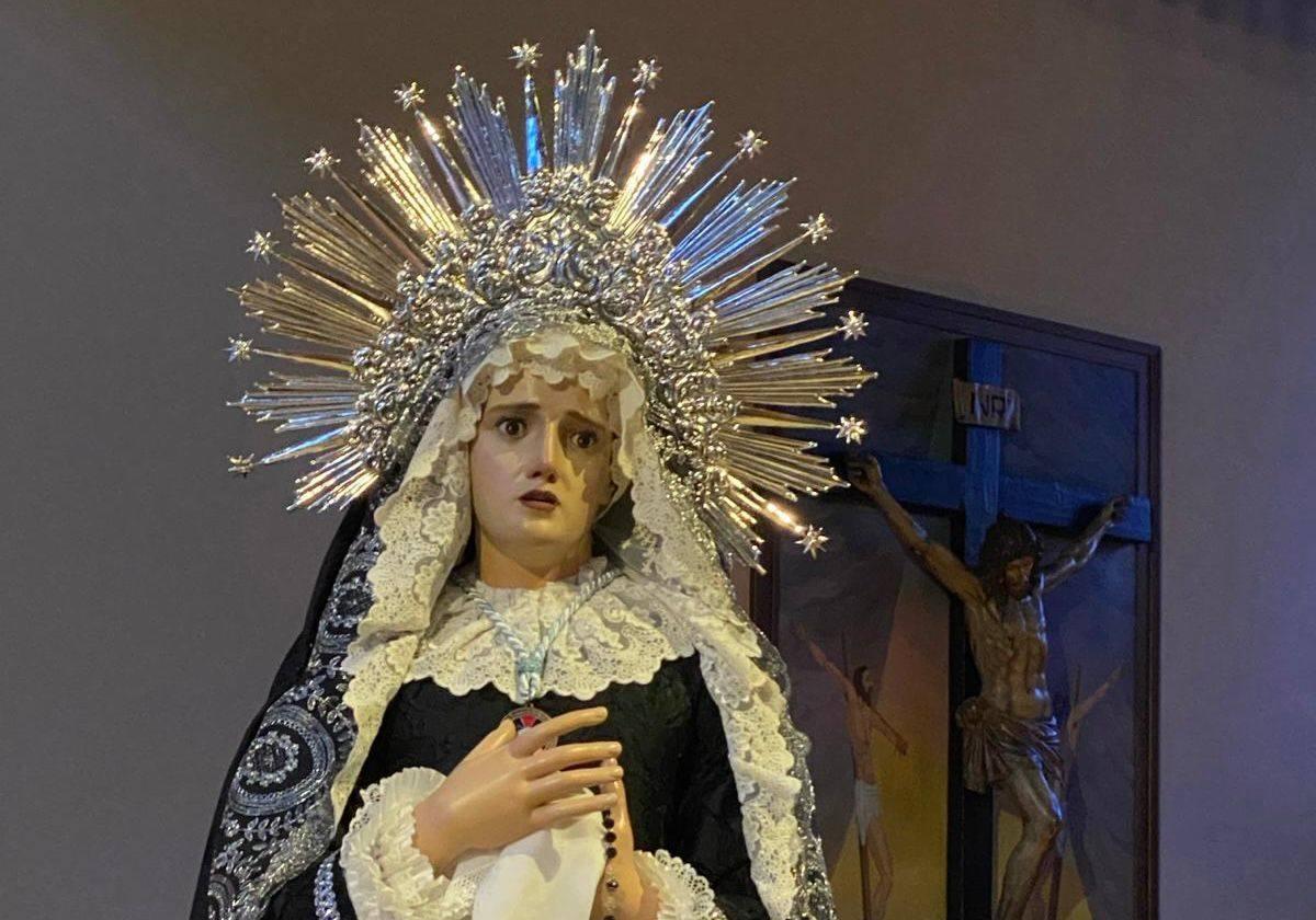 La Virgen de la Soledad en la Vera-Cruz de Vitoria con su nueva diadema.