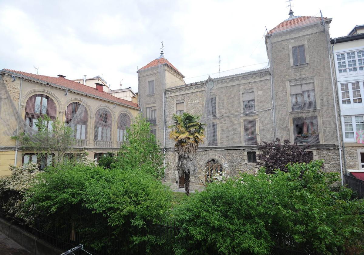 El palacio Álava-Esquível arrastra un largo deterioro.