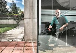 El arquitecto, retratado en su casa de Vitoria.