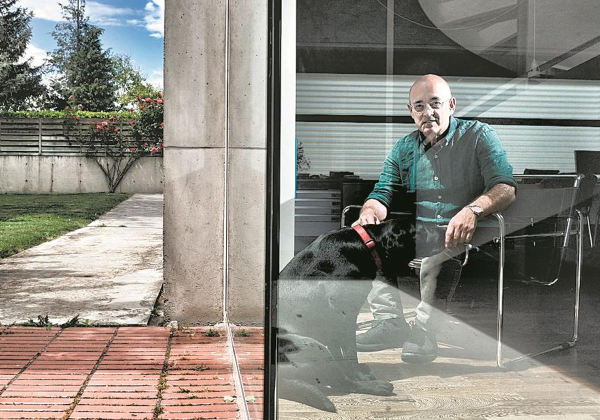 El arquitecto, retratado en su casa de Vitoria.