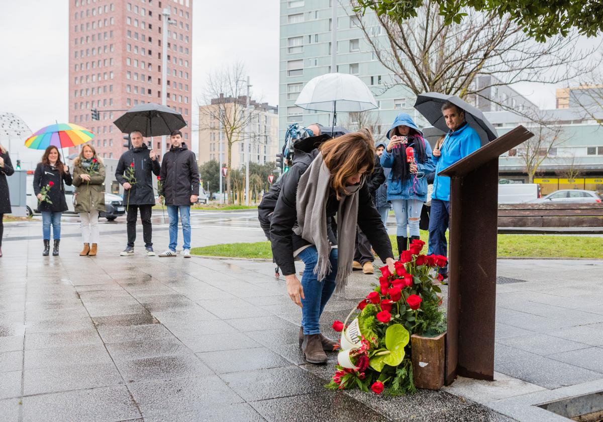 La alcaldesa deposita un centro de flores en el monolito de la calle Madrid que recuerda el 11-M