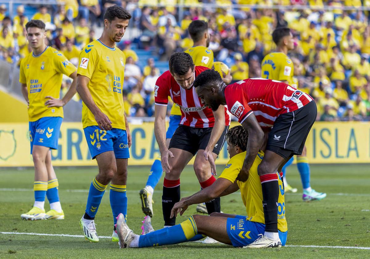 El bonito detalle de Vivian e Iñaki Williams con el jugador del Las Palmas que marcó en propia puerta