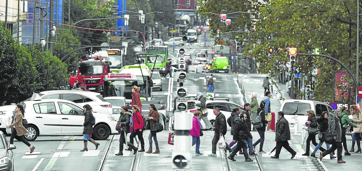 La calle Autonomía, uno de los principales accesos a la capital vizcaína, registra a diario un gran tránsito de vehículos y peatones.