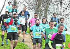 Los corredores afrontan un vertiginoso descenso en el parque de Pikotamendi.