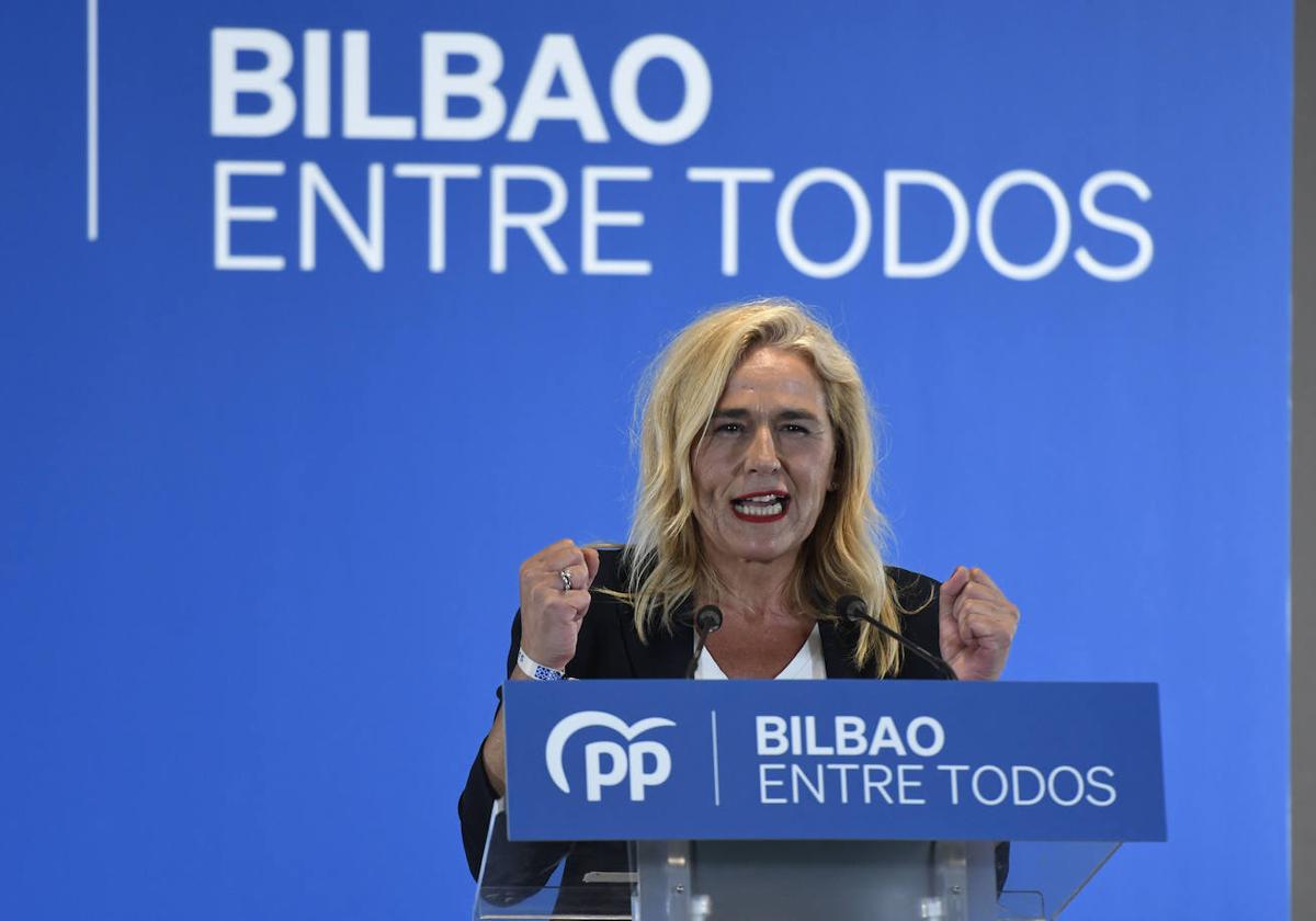 La secretaria general del PP vasco, Esther Martínez, durante un acto electoral para las municipales del año pasado.