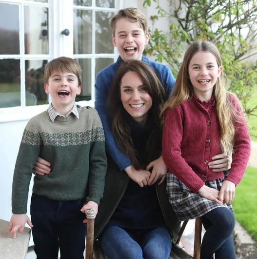 Kate Middleton pide disculpas por manipular la foto con sus hijos del Día de la Madre
