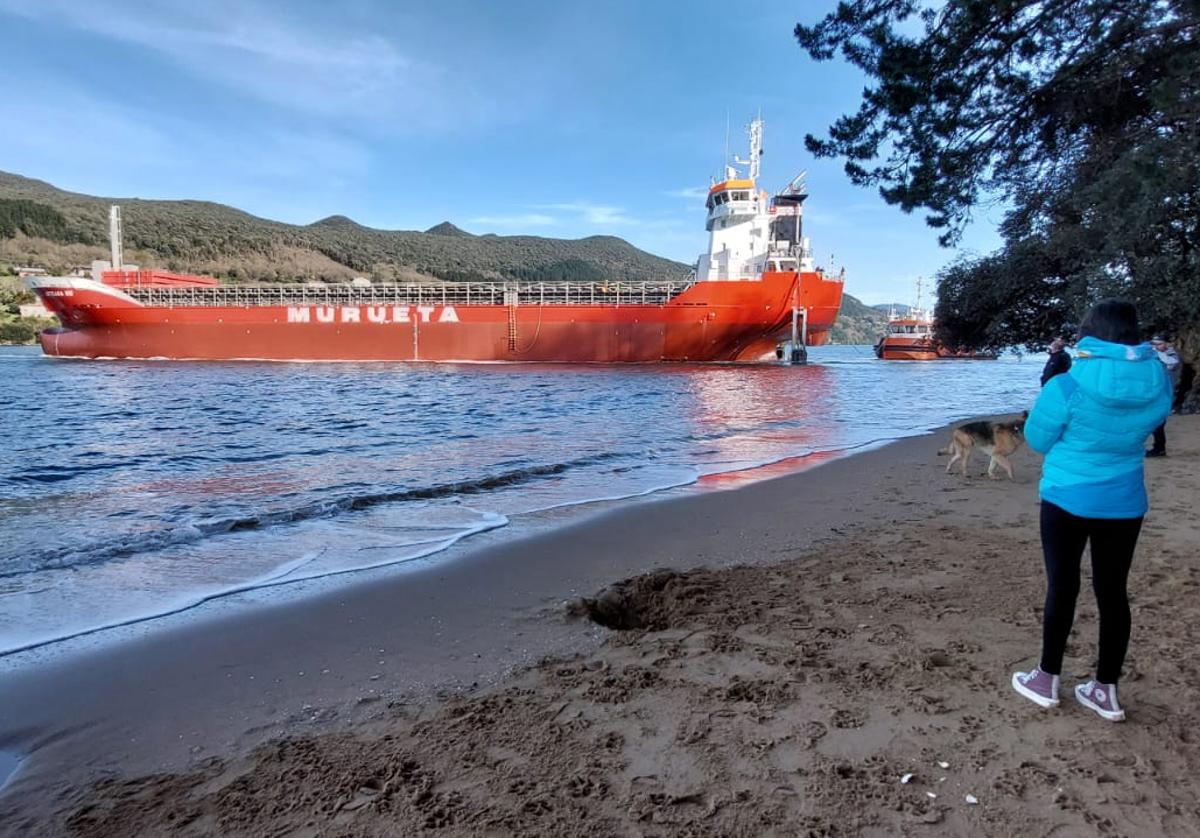 Momento en el que el casco del buque 'Arteaga NM' iniciaba su navegación por aguas de la ría de Urdaibai, rumbo a los astilleros de Erandio.