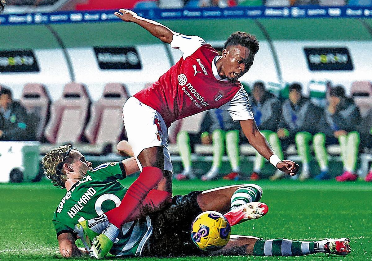 Habilidoso. Djaló, con el Braga en un lance con Hjulmand, del Sporting, en la Copa de la Liga de Portugal.