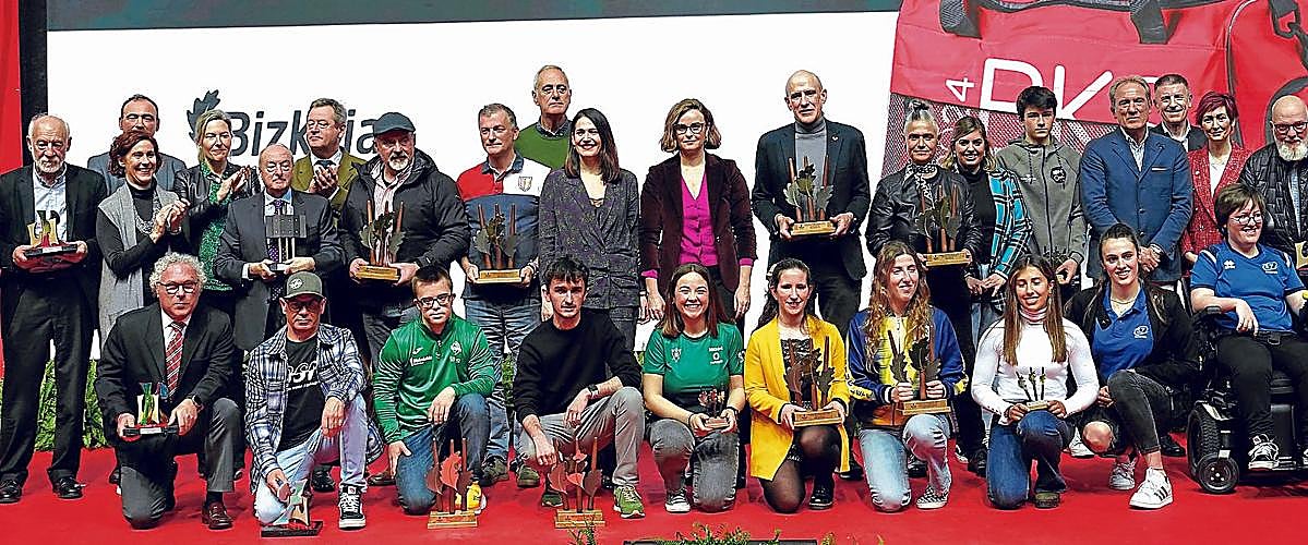 Etxanobe, junto a los galardonados en la decimonovena edición de los premios Bizkaia Kirolak Sariak.