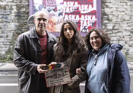 Arantxa Echevarría junto a los actores protagonistas de 'La infiltrada', Carolina Yuste y Luis Tosar.