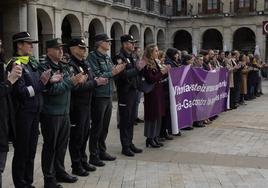 Representantes políticos, judiciales y policiales se concentraron ayer, martes, por este ataque machista.