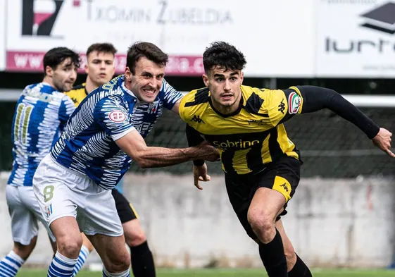 Gonzalo Zorrilla defendido por Álex Iriondo en una acción del Beasain-Portugalete.