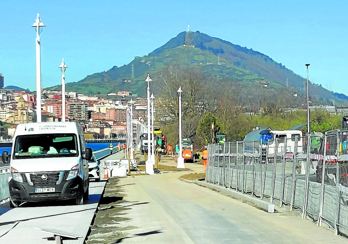 A falta del carril bici ya está realizada la acera, después de un año de obras.