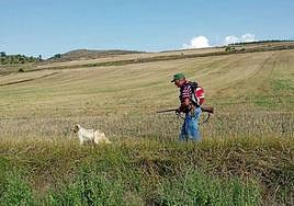 Un cazador junto a su perro.