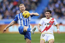 Carlos Vicente intenta controlar el balón ante el 'Pacha' Espino.