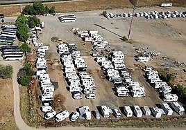 Autocaravanas aparcadas en las inmediaciones de La Cartuja.