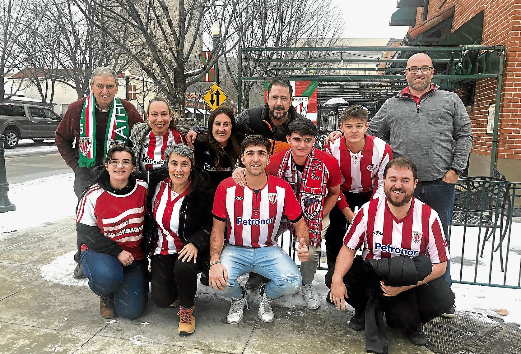 Henar Chico, la segunda por la izquierda abajo, con otros miembros de la peña el día del derbi de enero enBoise.