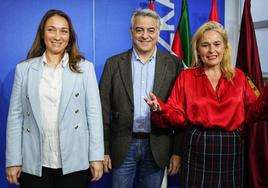 Muriel Larrea, Javier de Andrés y Esther Martínez, este miércoles en la sede del PP en Bilbao.