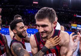 Marinkovic recibe la felicitación de Markus Howard tras ganar al Barcelona