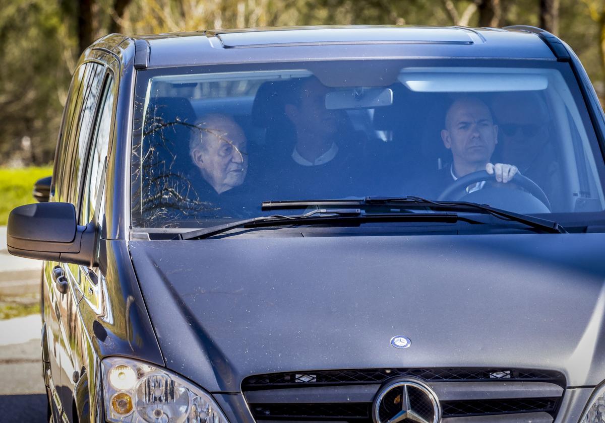 Don Juan Carlos ha llegado a la clínica del doctor Anitua, en Vitoria, poco antes del mediodía.