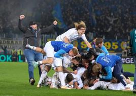 Los jugadores del Saarbrücken enloquecen tras derrotar al Bayern en segunda ronda.