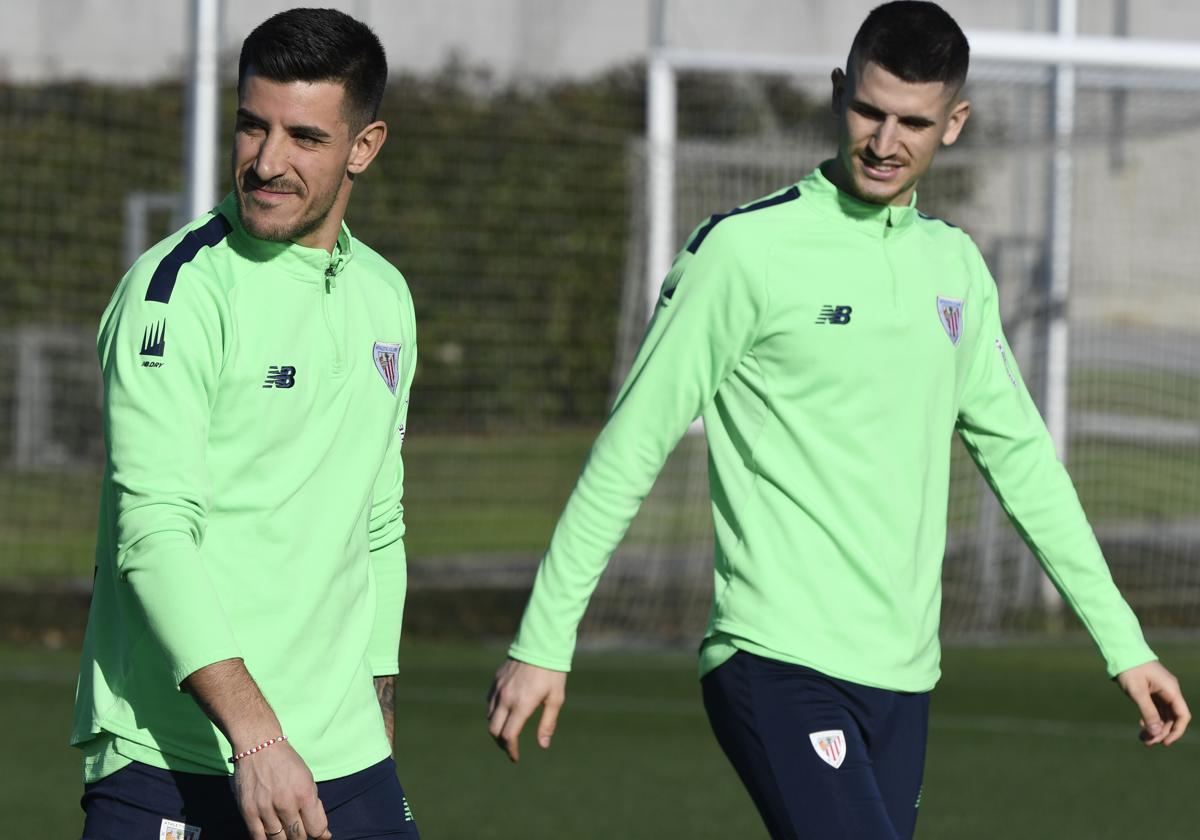 Yuri Berchiche y Oihan Sancet durante un entrenamiento del Athletic en Lezama.