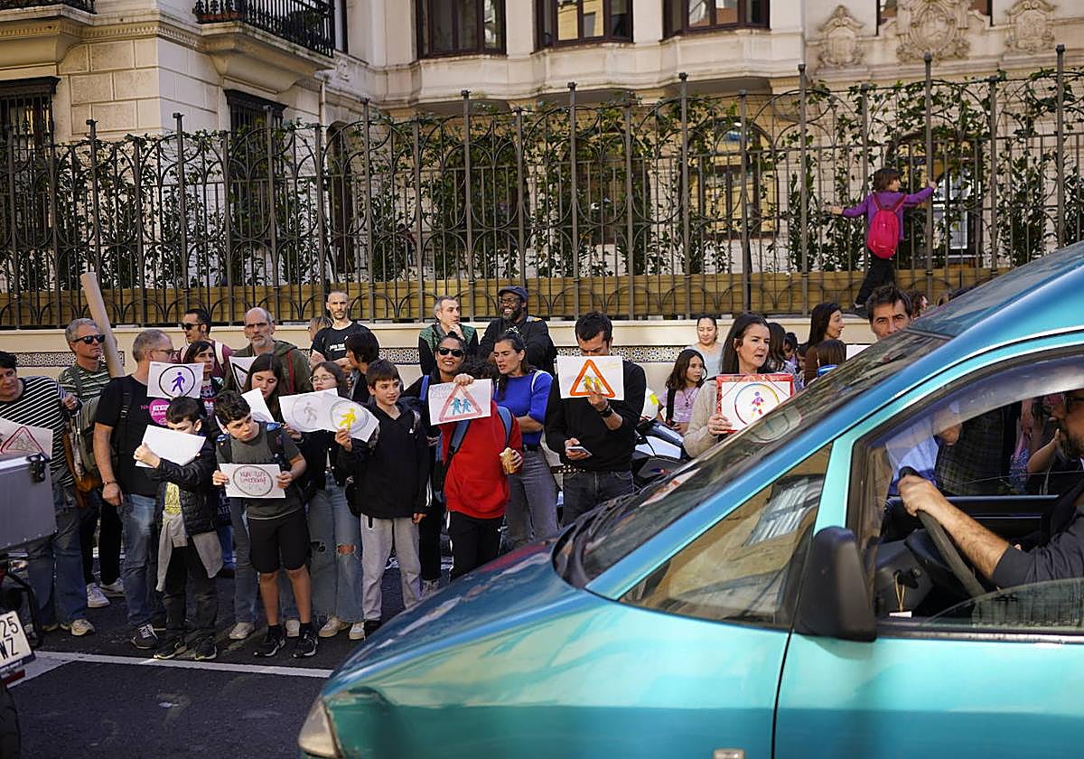 La comunidad escolar de la escuela García Rivero durante la manifestación de ayer