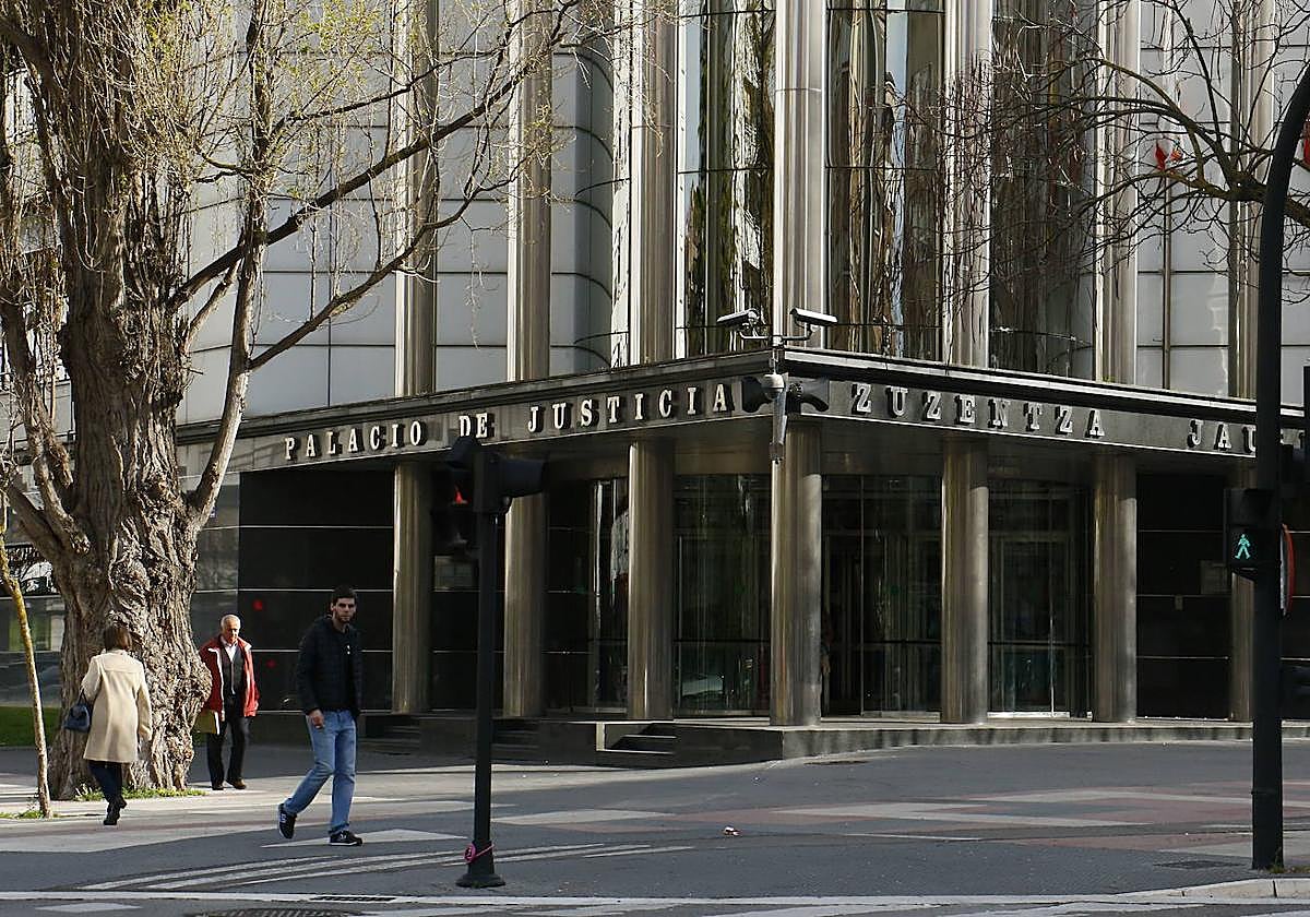 Entrada principal del Palacio de Justicia de Vitoria.