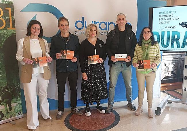 La alcaldesa, Mireia Elkoroiribe, (PNV), Beñat Gaztelurrutia (Gerediaga Elkartea), Goiatz Peláez (Gerediaga Elkartea), el director de los cortos documentales, Iban Gorriti, y la concejala, Arantza Barrenetxea, (PNV).