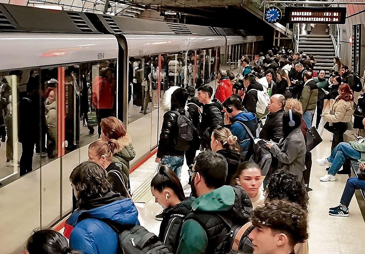 Abarrotado. Metro Bilbao es el operador que, de largo, más viajeros registra en Bizkaia según los datos del CTB.
