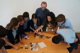 Los alumnos de Udaneta junto a sus profesores intentando descifrar cómo abrir los candados.