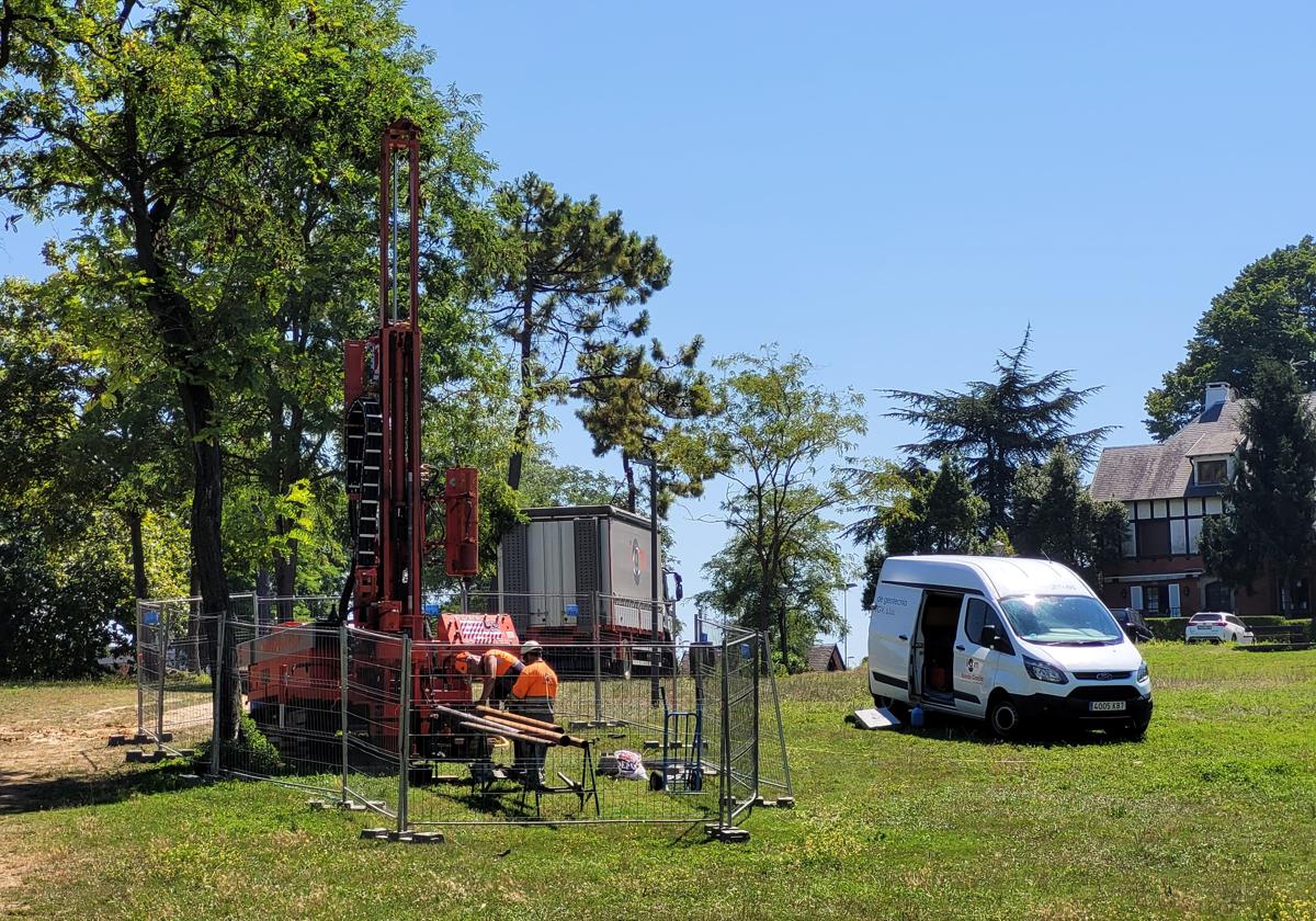 Sondeo en el parque de Artaza de cara a construir un tunel bajo la ría.