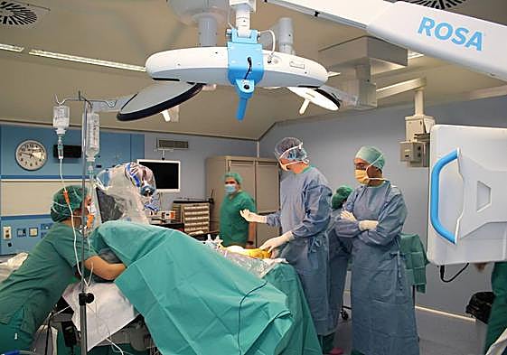 Una de las tecnologías punteras con las que cuenta el hospital San Juan de Dios es el robot quirúrgico ROSA.