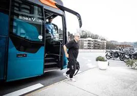 Marcelo Bielsa desciende al autobús en el aparcamiento del hotel de San Sebastián en el que está alojada la selección de Uruguay.