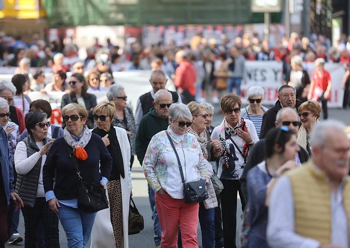 Imagen secundaria 1 - Miles de ciudadanos toman la Gran Vía de Bilbao en defensa de la sanidad pública