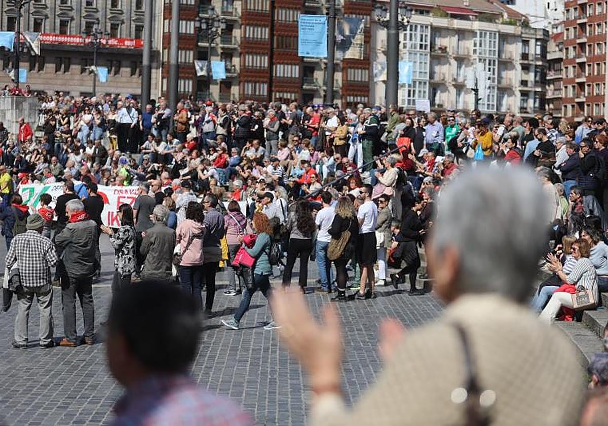 Imagen principal - Miles de ciudadanos toman la Gran Vía de Bilbao en defensa de la sanidad pública