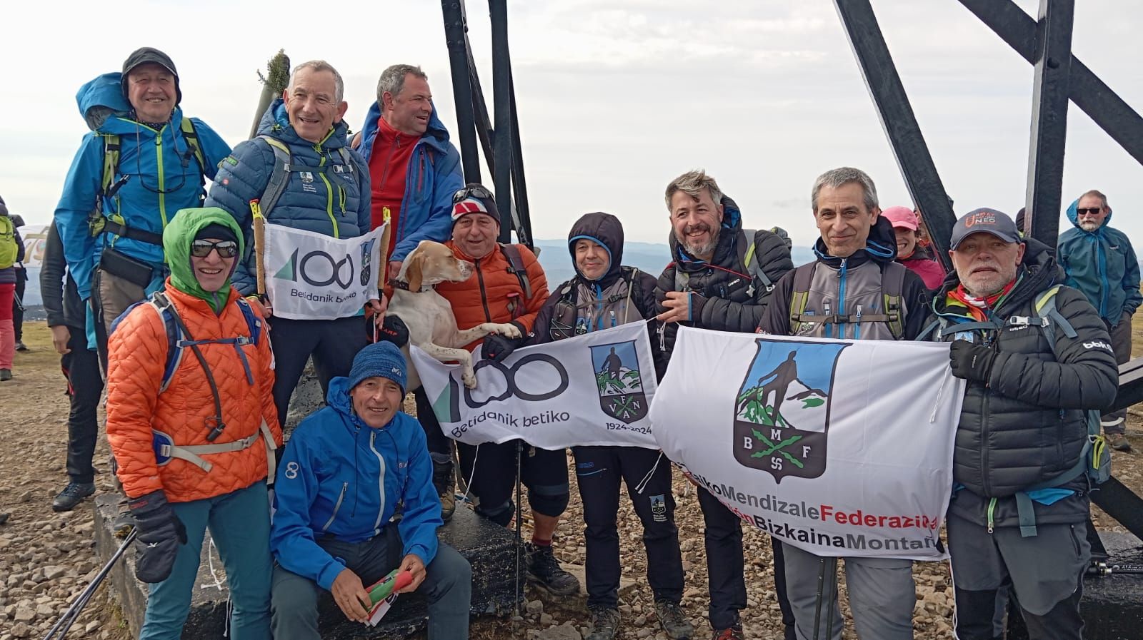 Miembros del club Ganerantz de Portugalete posan con la bandera del Centenario y la de la federación vizcaína