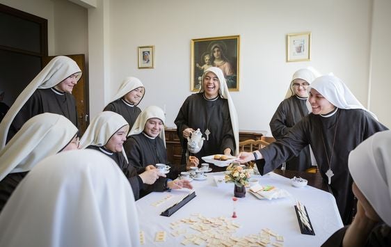 Las hermanas comparten un momento de café y juegos en una salita del santuario.