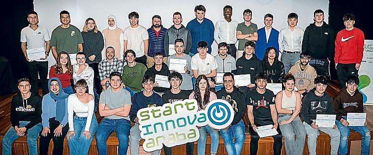 Foto de familia con los componentes de los diez equipos finalistas del certamen.