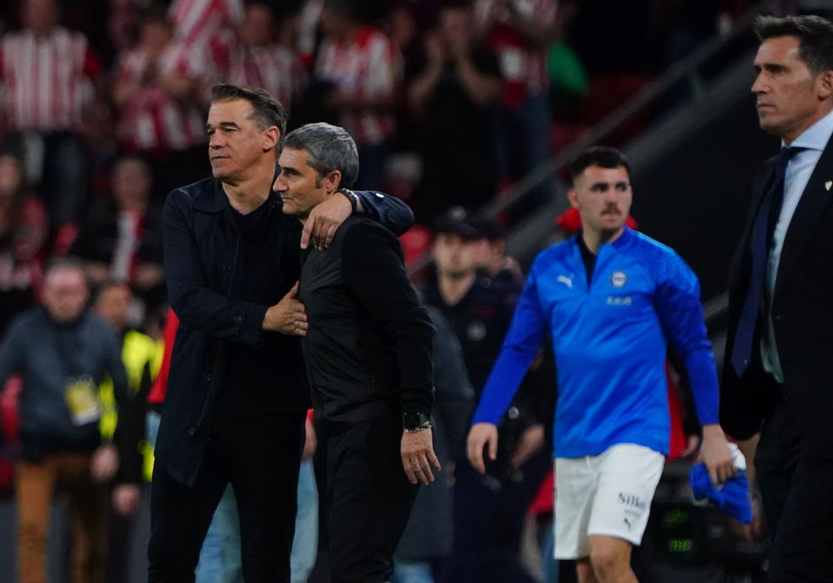 Luis García abraza a Valverde tras el encuentor.