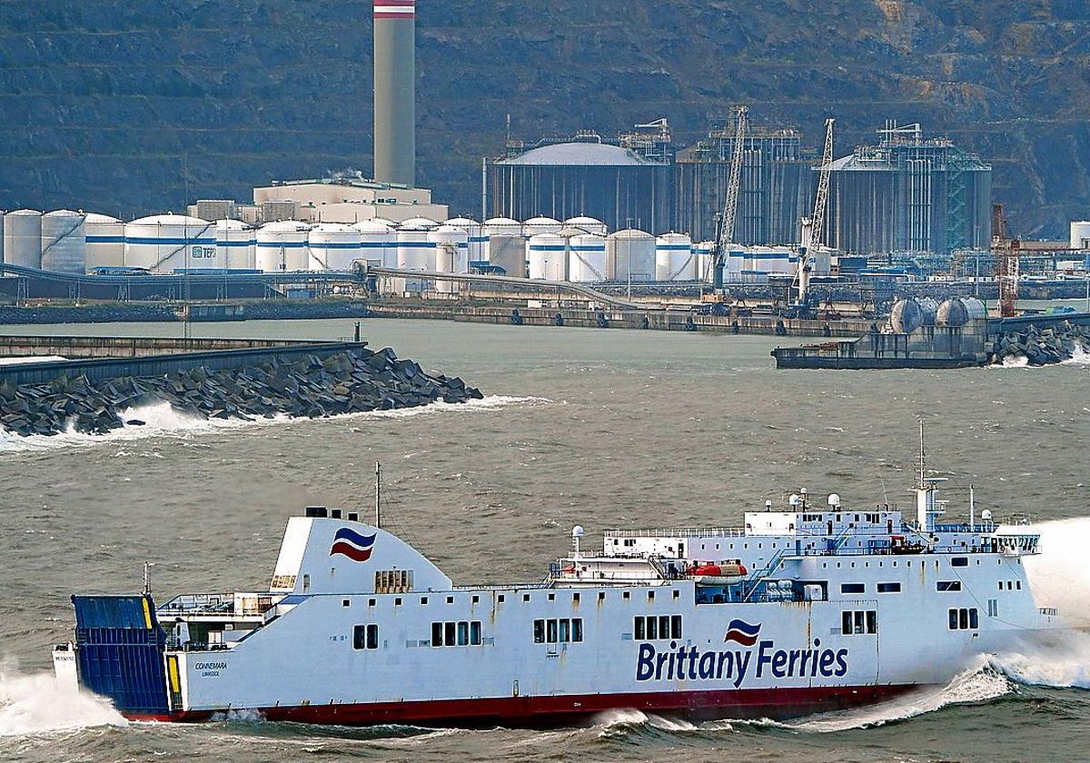 Un buque de Brittany Ferries se abre paso entre el fuerte oleaje junto al Puerto de Bilbao.